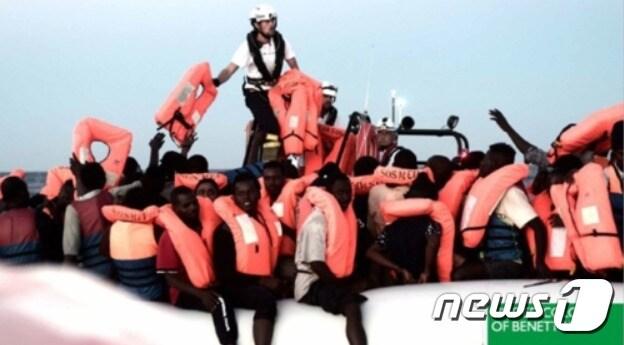 본문 이미지 - 베네통이 광고에 사용한 '아쿠아리우스' 난민 구조선 광고 사진 (출처=ANSA통신) ⓒ News1