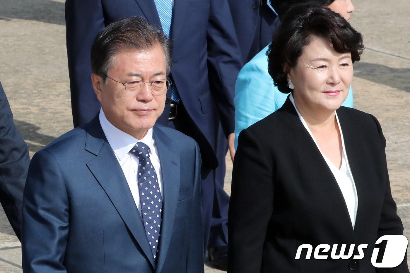 문재인 대통령과 부인 김정숙 여사가 한러 정상회담에 참석하기 위해 21일 오전 경기도 성남 서울공항에서 전용기로 향하고 있다. 2018.6.21/뉴스1 ⓒ News1 임세영 기자