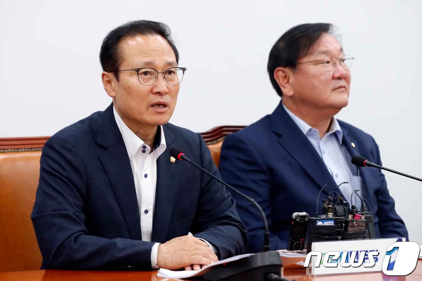 본문 이미지 - 홍영표 더불어민주당 원내대표(왼쪽)과 김태년 민주당 정책위의장ⓒ News1 안은나 기자
