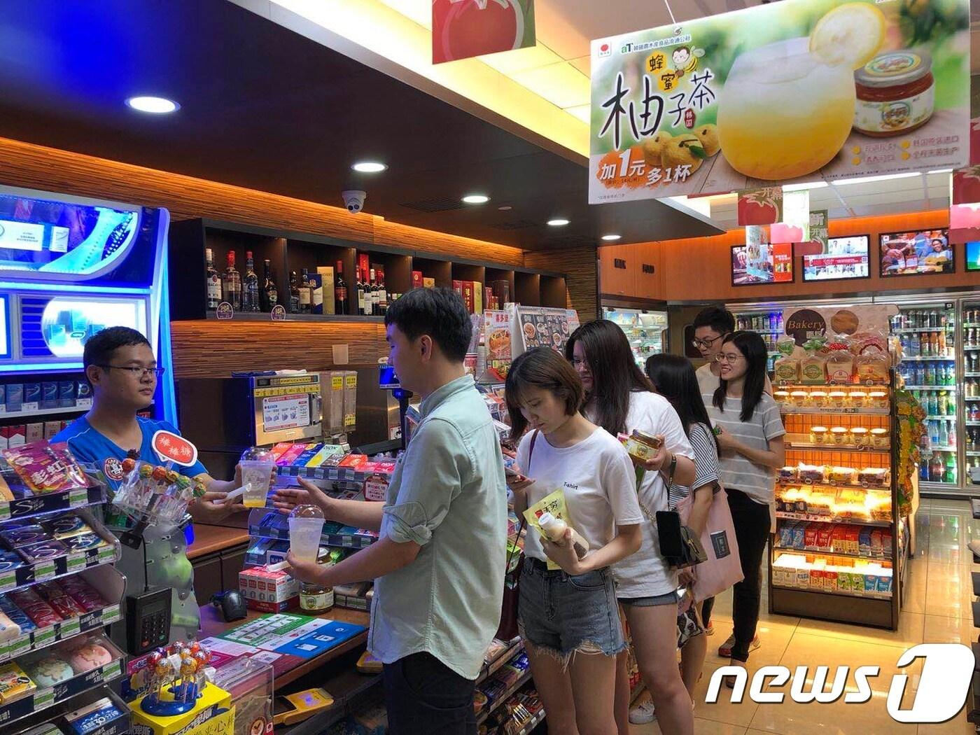본문 이미지 - 중국 편의점 C-Store에서 유자차 음료를 구매하고 있는 중국 소비자들 ⓒ News1 자료 사진