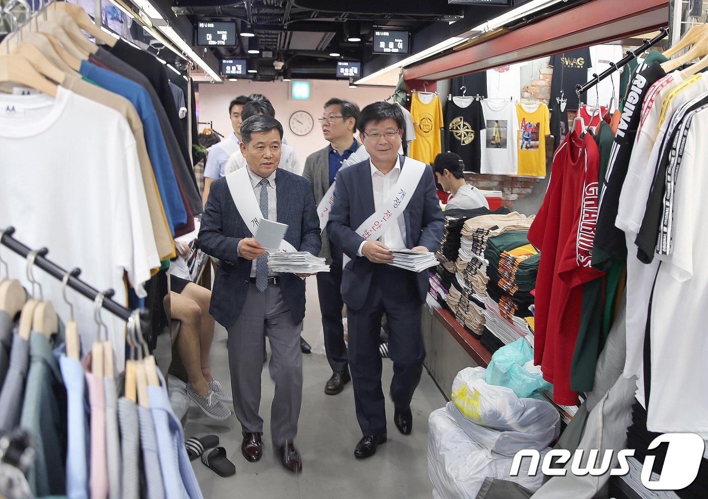 허남용 산업통상자원부 국가기술표준원장이 지난 20일 서울 동대문시장에서 '개정 전안법 현장 홍보 캠페인'을 하고 있다. (산업통상자원부 제공) 2018.6.21/뉴스1