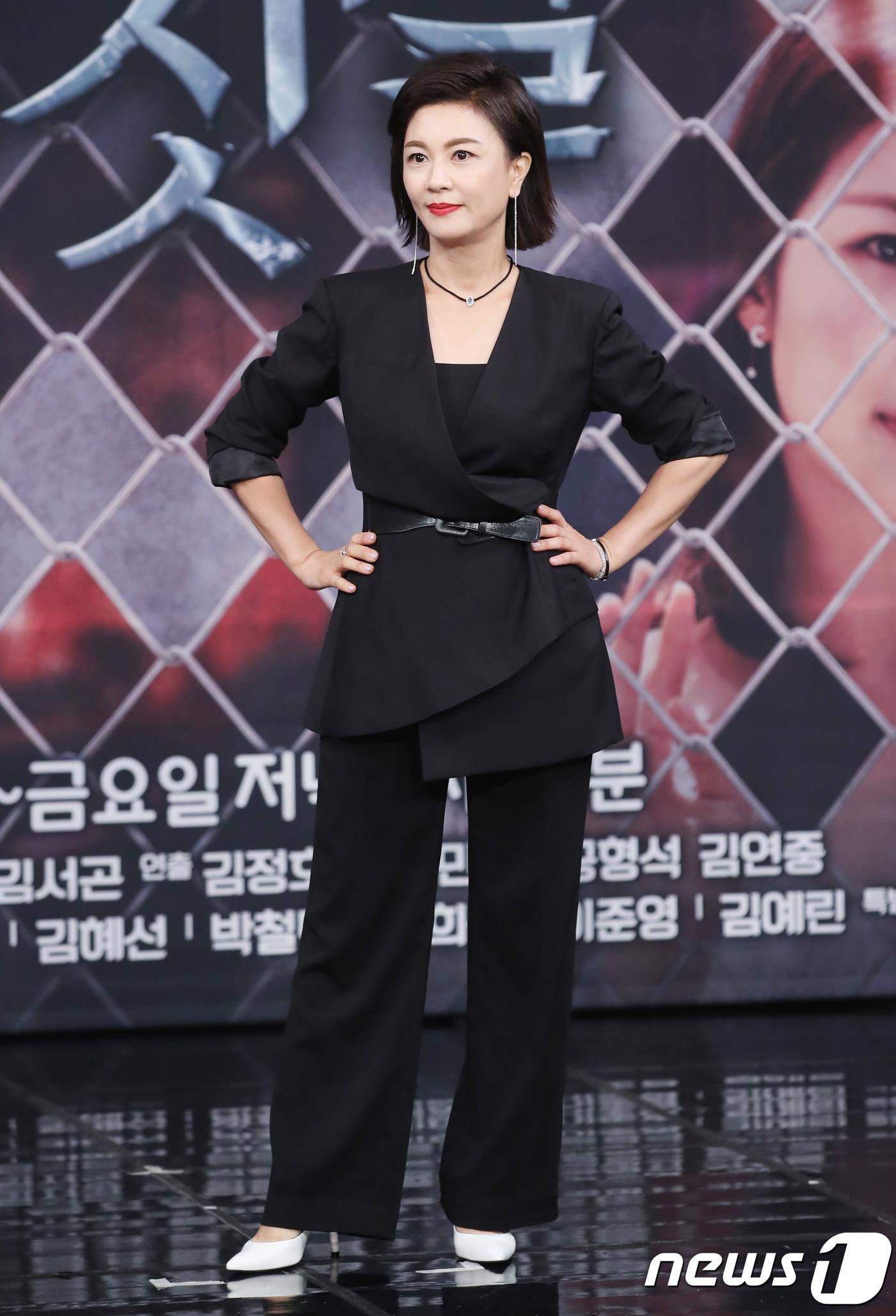 본문 이미지 - 배우 김혜선이 21일 오후 서울 상암 MBC에서 열린 새 일일드라마 ‘비밀과 거짓말’ 제작발표회에 참석해 포즈를 취하고 있다. ‘비밀과 거짓말’은 정신적 풍요를 지닌 여자 우정(서해원 분)과 비밀과 거짓말의 거대한 성에 갇힌 채 정신적 결핍을 앓는 여자 화경(오승아 분)의 대결을 통해 진짜 사랑, 진짜 가족, 진짜 인생의 의미를 되새겨보는 드라마이다. 2018.6.21./뉴스1 ⓒ News1 권현진 기자