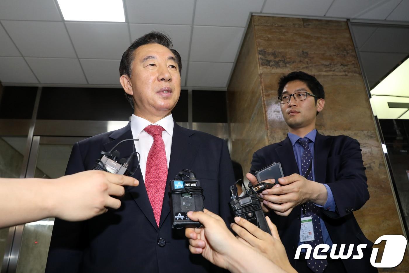 본문 이미지 - 김성태 자유한국당 당대표 권한대행 겸 원내대표가 21일 오후 서울 여의도 국회에서 의원총회를 마친 뒤 취재진의 질의에 답하고 있다. 2018.6.21/뉴스1 ⓒ News1 안은나 기자