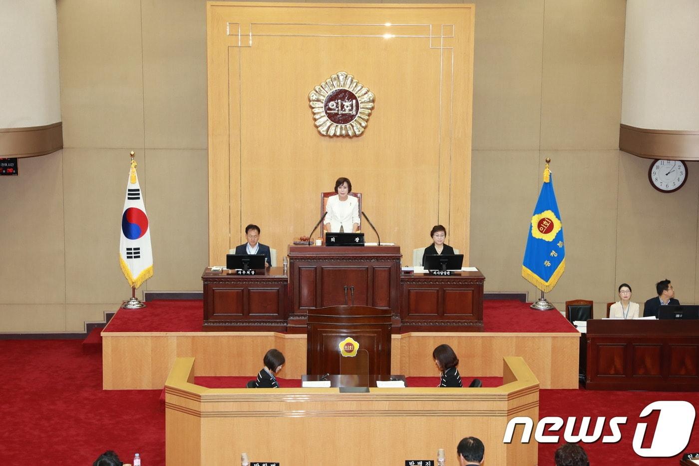 본문 이미지 - 제10대 충북도의회가 27일 제364회 임시회 2차 본회의를 마지막으로 4년 의정활동을 마무리한다. 사진은 의회 본회의 모습.(충북도의회 제공) 2018.6.21/뉴스1ⓒ News1