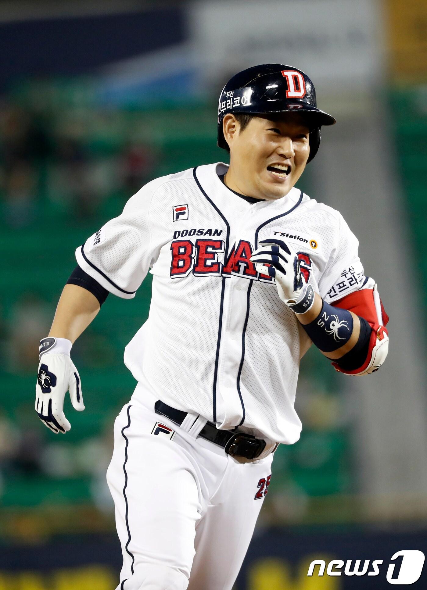 본문 이미지 - 21일 오후 서울 송파구 잠실야구장에서 열린 '프로야구 2018 KBO 리그' 두산베어스와 넥센히어로즈의 경기에서 5회말 두산 공격 투아웃 상황에서 양의지가 솔로 홈런을 치고 베이스를 돌고 있다. 2018.6.21/뉴스1 ⓒ News1 이승배 기자