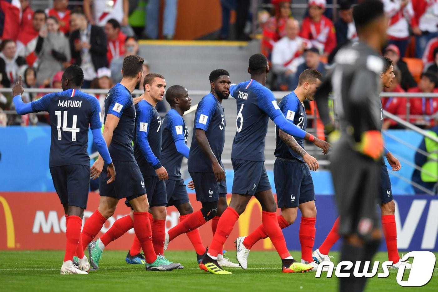 프랑스 선수들이 22일(한국시간) 러시아 예카테린부르크의 예카테린부르크 아레나에서 열린 페루와의 2018 국제축구연맹(FIFA) 러시아 월드컵 C조 조별예선 2차전에서 득점 후 기뻐하고 있다. ⓒ AFP=News1