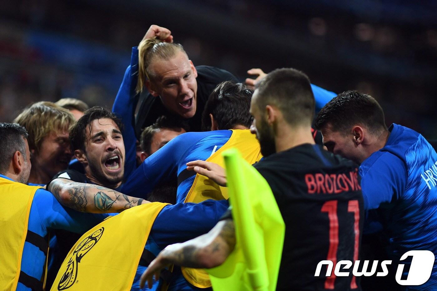 크로아티아 선수들이 22일(한국시간) 러시아 니즈니노보고로드의 니즈니노보고로드 스타디움에서 열린 아르헨티나와의 2018 국제축구연맹(FIFA) 러시아 월드컵 D조 조별예선 2차전에서 득점 후 기뻐하고 있다. ⓒ AFP=News1