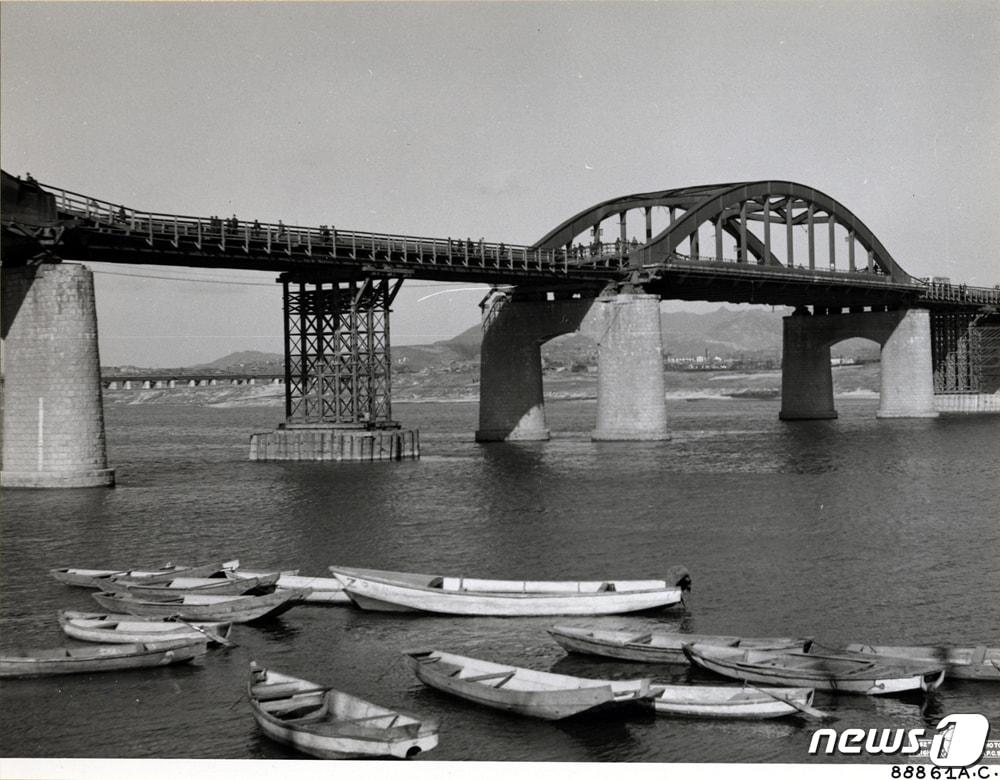 본문 이미지 -  1954년 12월 18일 복구된 한강인도교 모습. (국사편찬위원회 제공) 2018.6.22/뉴스1