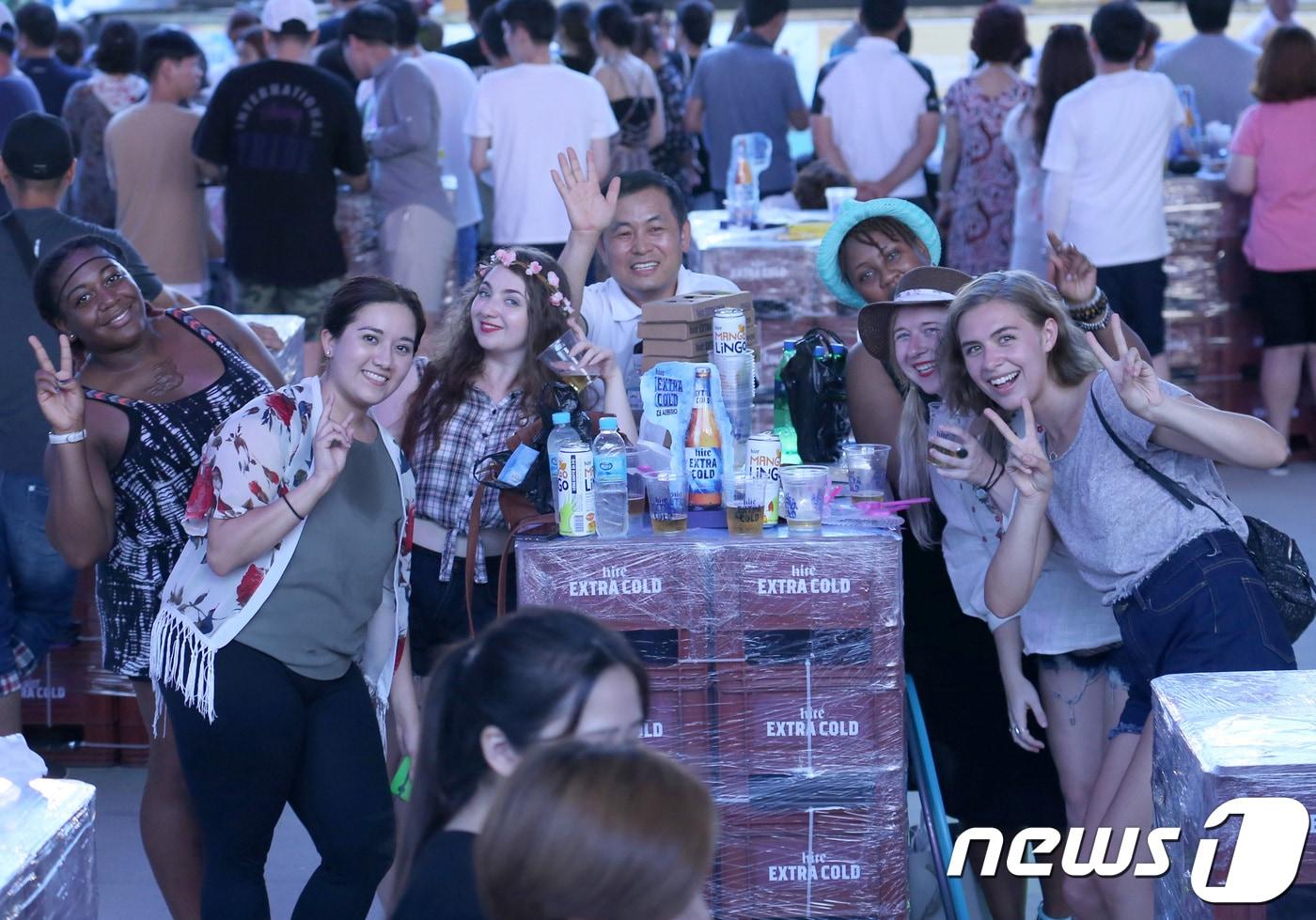 지난해 8월4~6일 홍천 토리숲 일원에서 열린 제1회 홍천강 별빛음악 맥주축제에서 외국인 관광객들이 축제를 즐기고 있다. (홍천문화재단 제공) 2018.6.22/뉴스1 ⓒ News1 