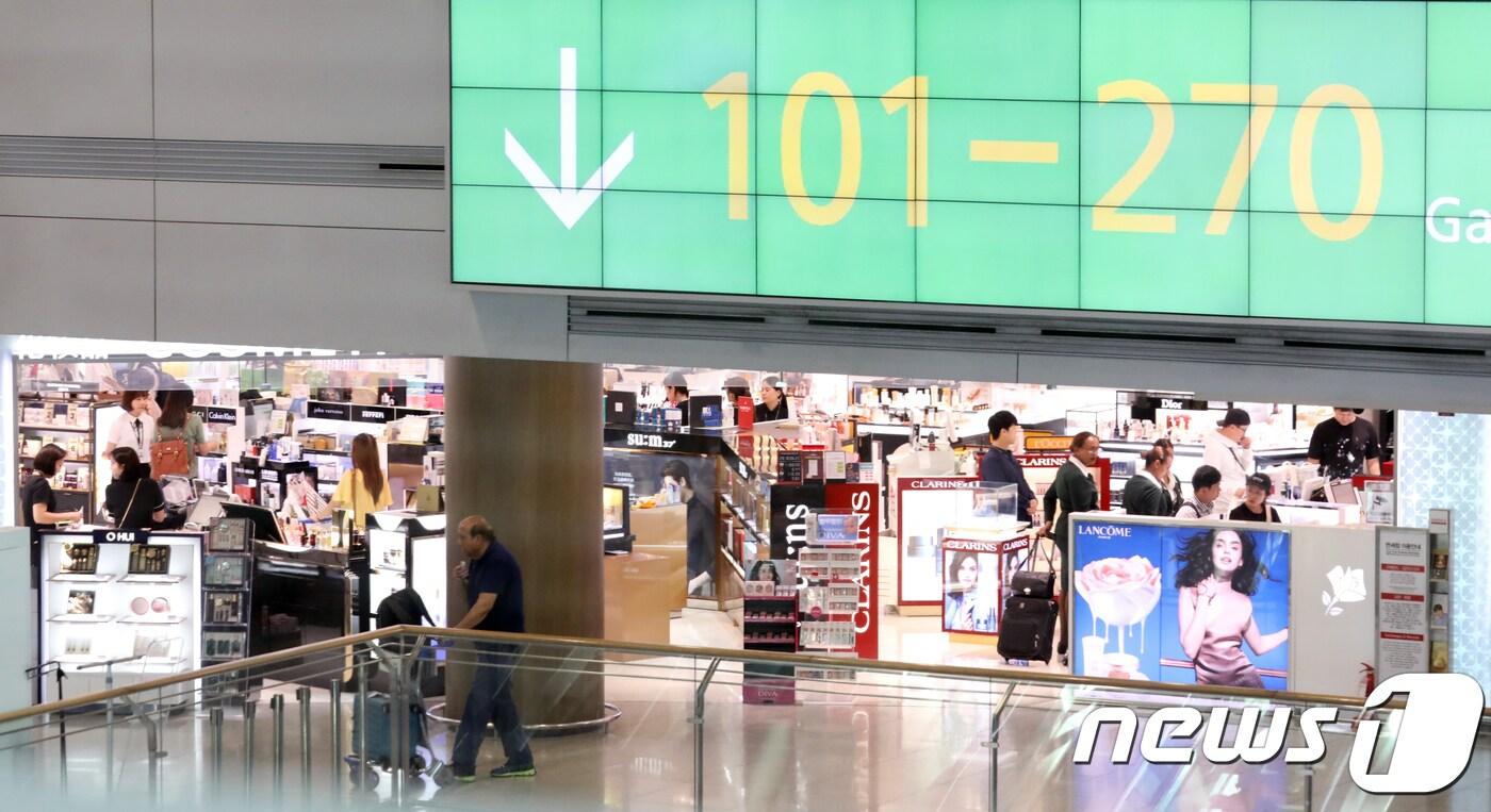 인천국제공항 제1여객터미널(T1) 출국장 면세구역에서 여행객들이 면세점을 둘러보고 있다. 2018.6.22/뉴스1 ⓒ News1 황기선 기자