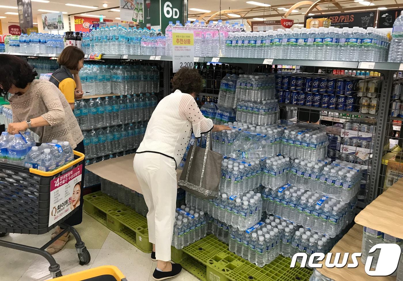 대구시 대형마트에서 시민들이 생수를 구입하기 위해 길게 줄을 서서 기다리고 있다. ⓒ News1 공정식 기자