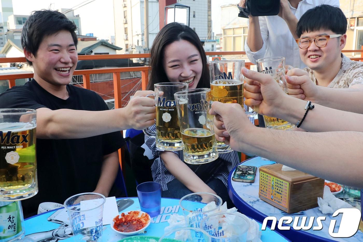 본문 이미지 -  서울 중구 을지로 노가리 골목에서 열린 '2018 을지로 노맥(노가리와 맥주) 축제'에서 시민들이 건배를 하고 있다. 2018.6.22 ⓒ 뉴스1 박지수 기자