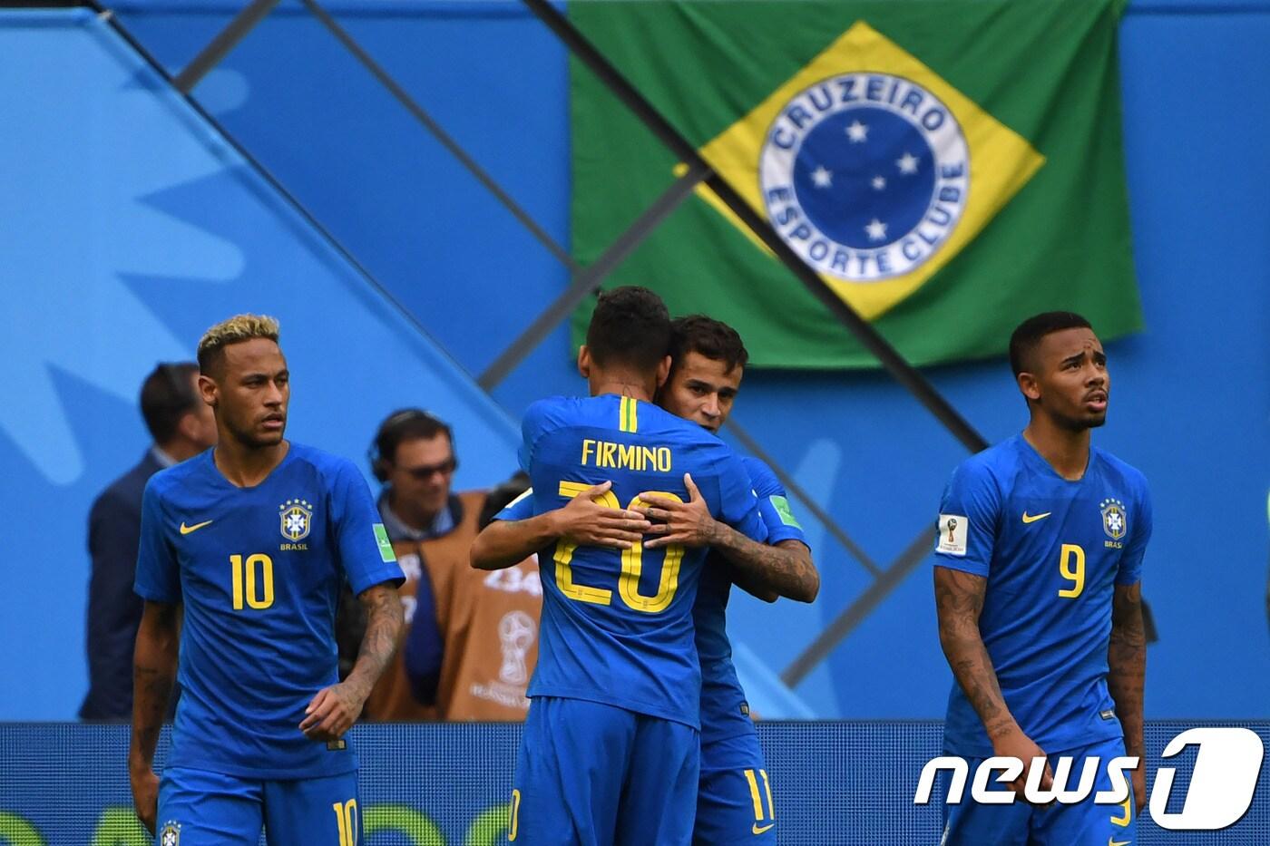 브라질 선수들이 22일 러시아 상트페테르부르크의 상트페테르부르크 스타디움에서 열린 코스타리카와의 2018 국제축구연맹(FIFA) 러시아 월드컵 E조 조별예선 2차전에서 득점 후 기뻐하고 있다. ⓒ AFP=News1