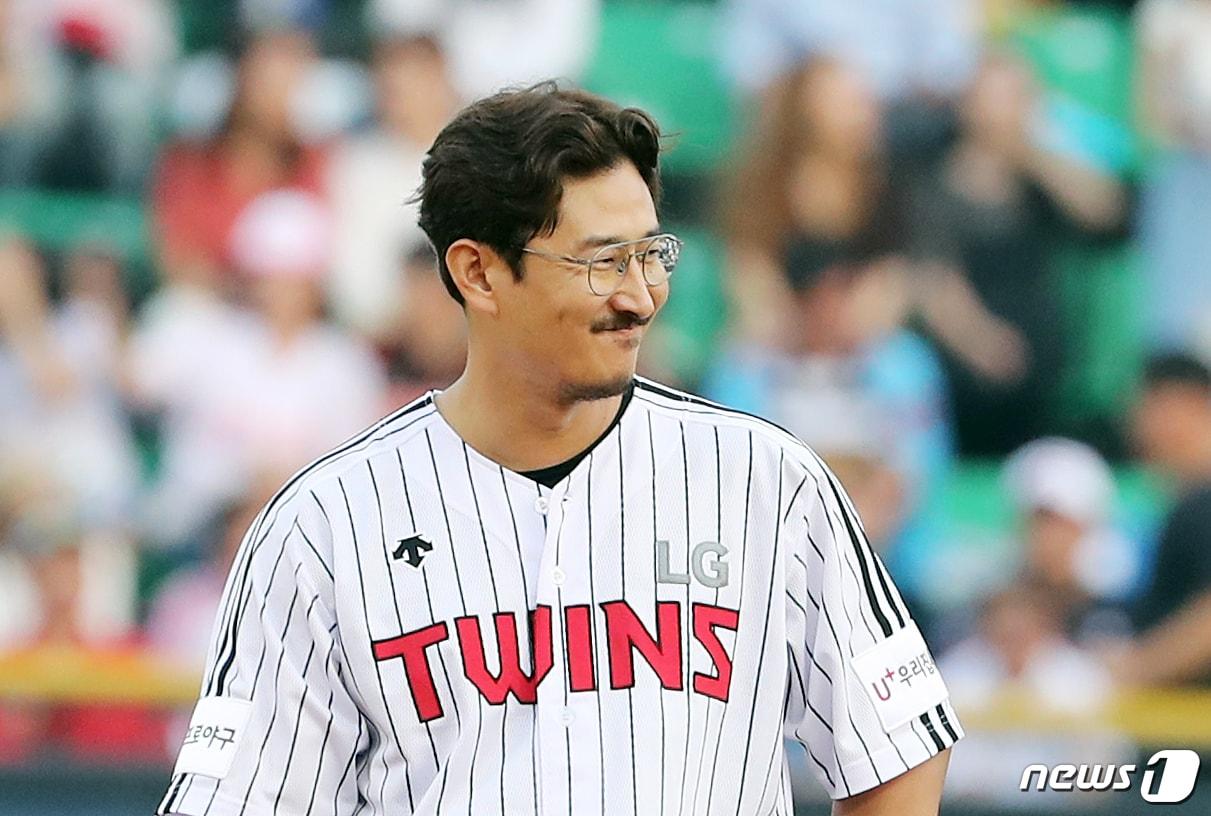 본문 이미지 - 23일 오후 서울 송파구 잠실야구장에서 열린 '프로야구 2018 KBO 리그' LG 트윈스와 롯데 자이언츠의 경기 4회말 무사 1,2루 상황 LG 박용택이 안타를 친 후 미소를 짓고 있다. 박용택은 이날 한국 프로야구(KBO) 리그 통산 최다안타 기록인 개인 통산 2319번째 안타를 달성했다. 2018.6.23/뉴스1 ⓒ News1 이재명 기자