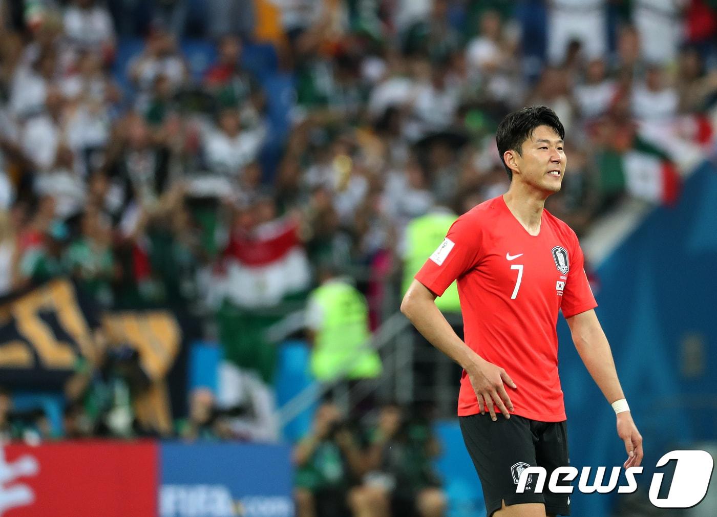 본문 이미지 - 축구대표팀 손흥민이 23일 오후(현지시간) 러시아 로스토프 아레나에서 열린 2018 러시아월드컵 F조 2차전 대한민국과 멕시코의 경기에서 1-2로 패한 뒤 아쉬워하고 있다. 2018.6.24/뉴스1 ⓒ News1 오대일 기자