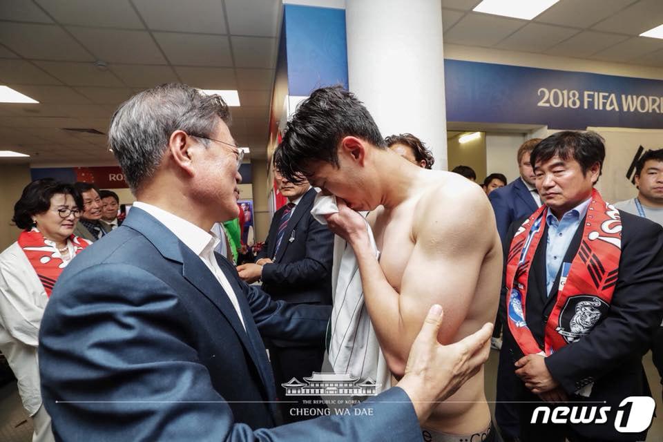 본문 이미지 - 문재인 대통령이 23일 오후(현지시간) 러시아 로스토프 아레나에서 열린 2018 러시아 월드컵 F조 조별리그 2차전 대한민국과 멕시코의 경기를 관람한 뒤 1-2로 아쉽게 패한 한국대표팀 라커룸을 찾아 손흥민 등 선수들을 격려하고 있다. (청와대 페이스북)2018.6.24/뉴스1