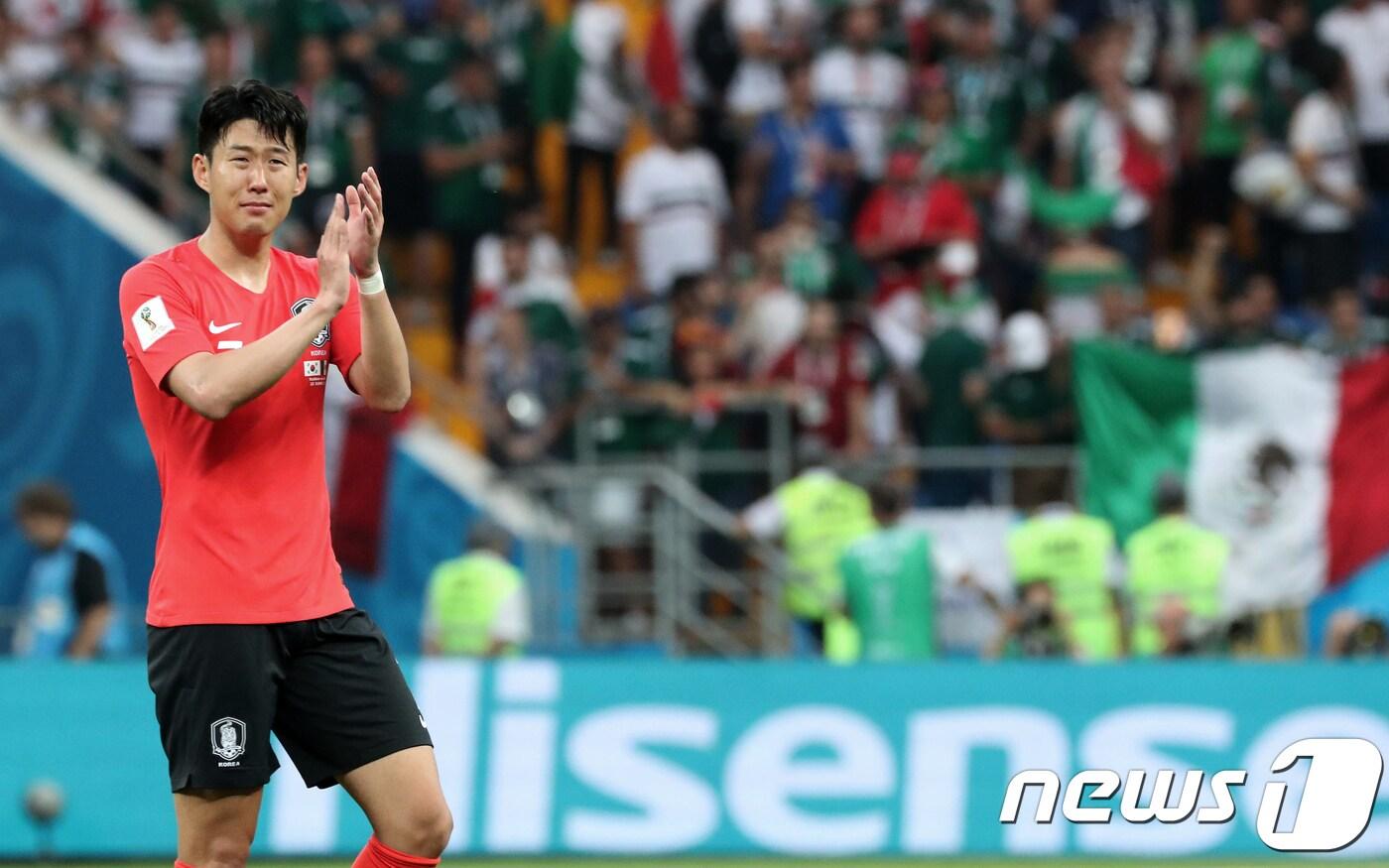 축구대표팀 에이스 손흥민이 23일 오후(현지시간) 러시아 로스토프 아레나에서 열린 2018 러시아월드컵 F조 2차전 대한민국과 멕시코의 경기에서 1-2로 패한 뒤 눈물을 훌쩍이며 인사하고 있다. 2018.6.24/뉴스1 ⓒ News1 오대일 기자