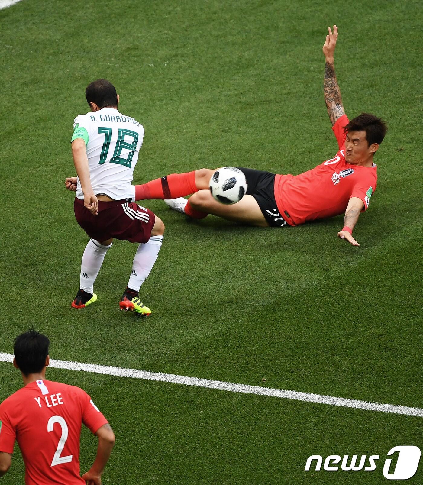 본문 이미지 - 축구대표팀 장현수가 23일 오후(현지시간) 러시아 로스토프 아레나에서 열린 2018 러시아월드컵 F조 2차전 대한민국과 멕시코의 경기에서 전반 25분 태클 수비 중 핸드볼 반칙을 범하고 있다. 2018.6.24/뉴스1 ⓒ News1 오대일 기자