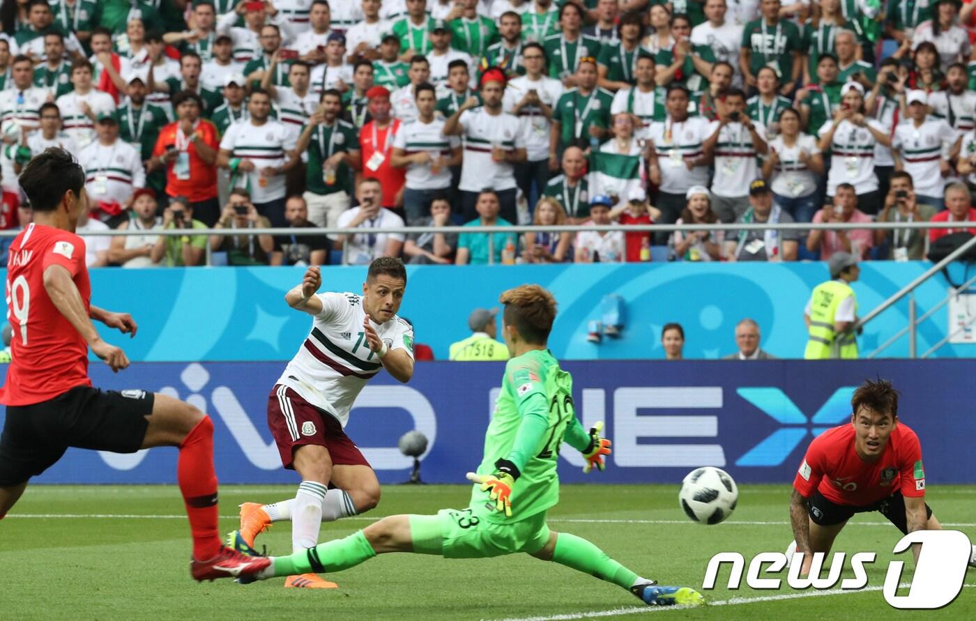멕시코 하비에르 에르난데스(치차리토)가 23일 오후(현지시간) 러시아 로스토프 아레나에서 열린 2018 러시아월드컵 F조 2차전 대한민국과 멕시코의 경기에서 후반 추가골을 성공시키고 있다. 2018.6.24/뉴스1 ⓒ News1 오대일 기자