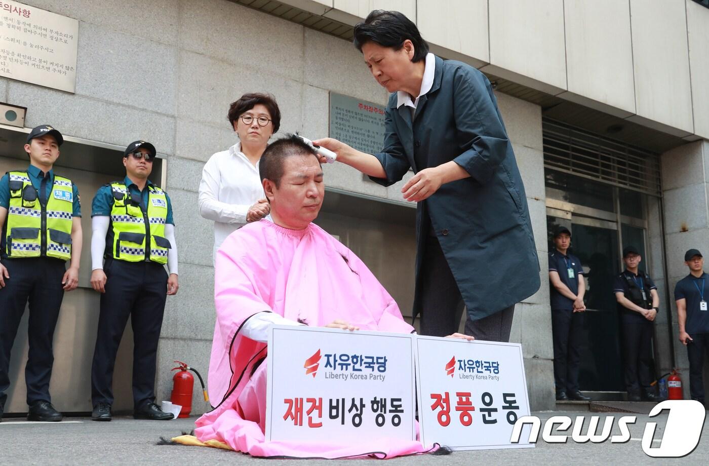 본문 이미지 - 구본철 자유한국당 재건비상행동 대변인이 지난달 24일 오전 서울 여의도 자유한국당 당사 앞에서 2020년 총선불출마 선언 후 삭발식을 거행하고 있다. 2018.6.24/뉴스1 ⓒ News1 이동원 기자