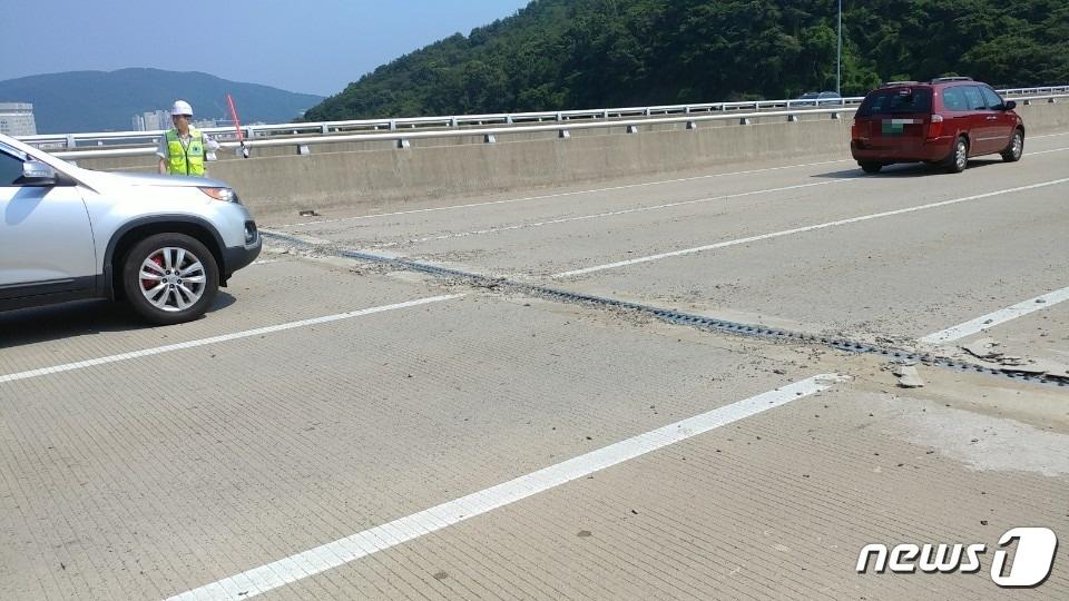 본문 이미지 - 지난 2018년 부산울산고속도로 부산방향 10.5km 지점 만화교에서 교각 이음새가 돌출돼 차량 32대 타이어가 터지는 안전사고가 났다. 사진은 만화교 다리 위에 이음새가 드러난 모습.(부산지방경찰청 제공) ⓒ News1