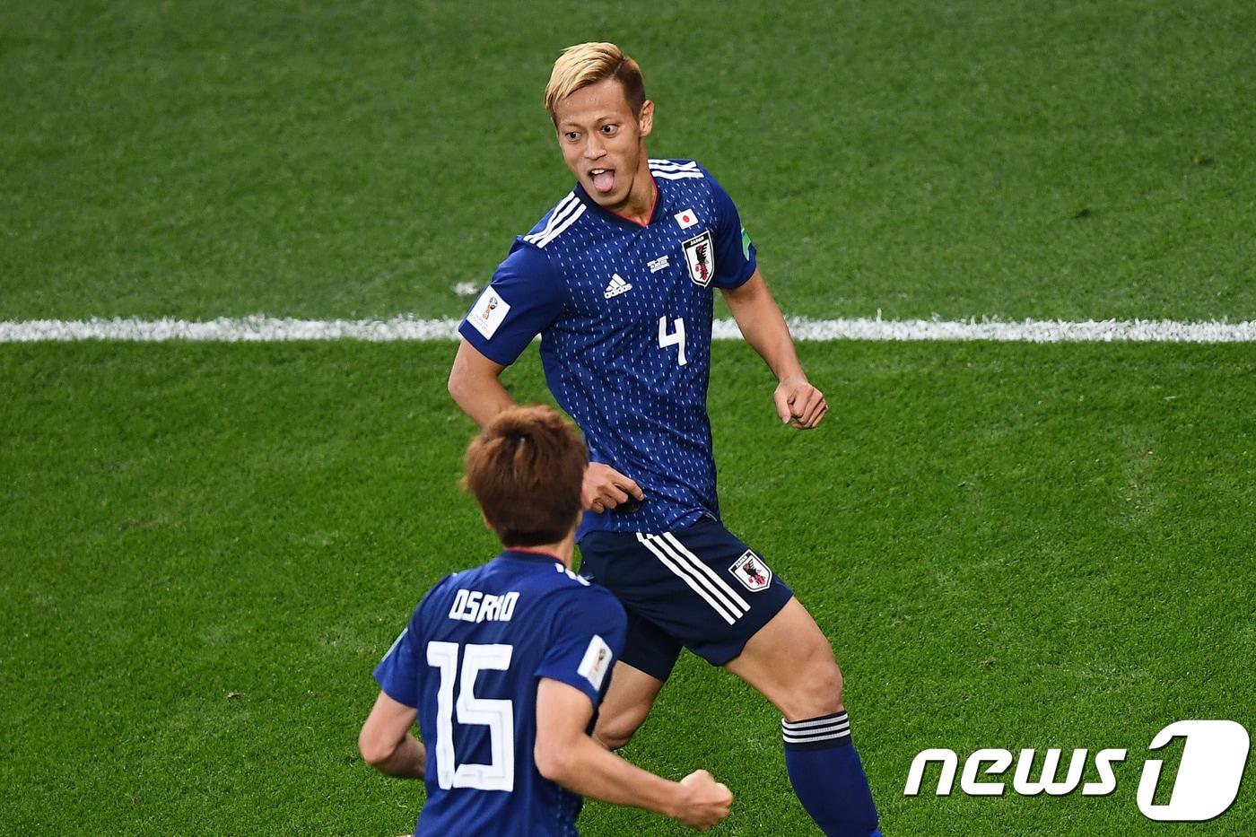 일본의 혼다 케이스케가 25일(한국시간) 러시아 예카테린부르크의 예카테린부르크 아레나에서 열린 세네갈과의 2018 국제축구연맹(FIFA) 러시아 월드컵 H조 조별 리그 2차전에서 동점골을 넣은 뒤 세리머니를 하고 있다. ⓒ AFP=News1