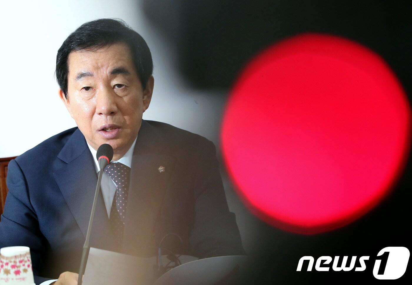 본문 이미지 - 김성태 자유한국당 당대표 권한대행 겸 원내대표가 25일 오전 서울 여의도 국회 당 대회의실에서 열린 원내대책회의에서 모두발언을 하고 있다. 2018.6.25/뉴스1 ⓒ News1 박정호 기자