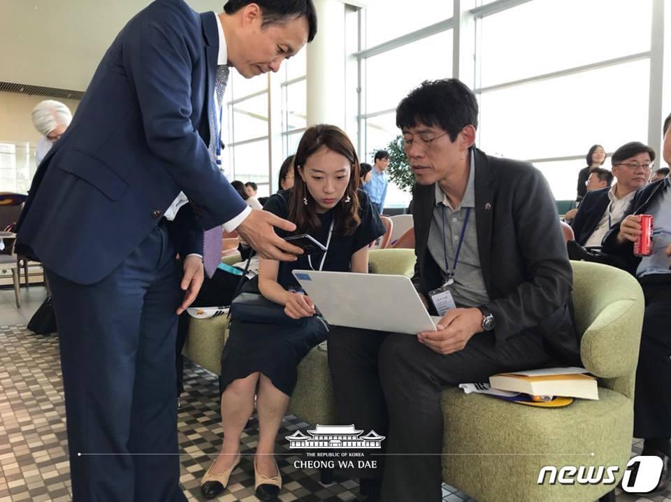 본문 이미지 - 신동호 청와대 연설비서관(오른쪽 첫번째)이 업무를 보고 있는 모습. (청와대 페이스북) /뉴스1