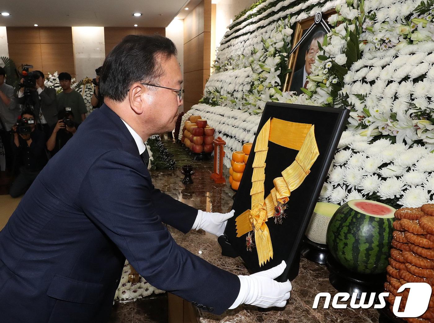 본문 이미지 - 김부겸 행정안전부 장관이 25일 서울 송파구 서울아산병원 장례식장에 마련된 故 김종필 전 국무총리의 빈소를 찾아 국민훈장 무궁화장을 추서하고 있다. 2018.6.25/뉴스1 ⓒ News1 박세연 기자