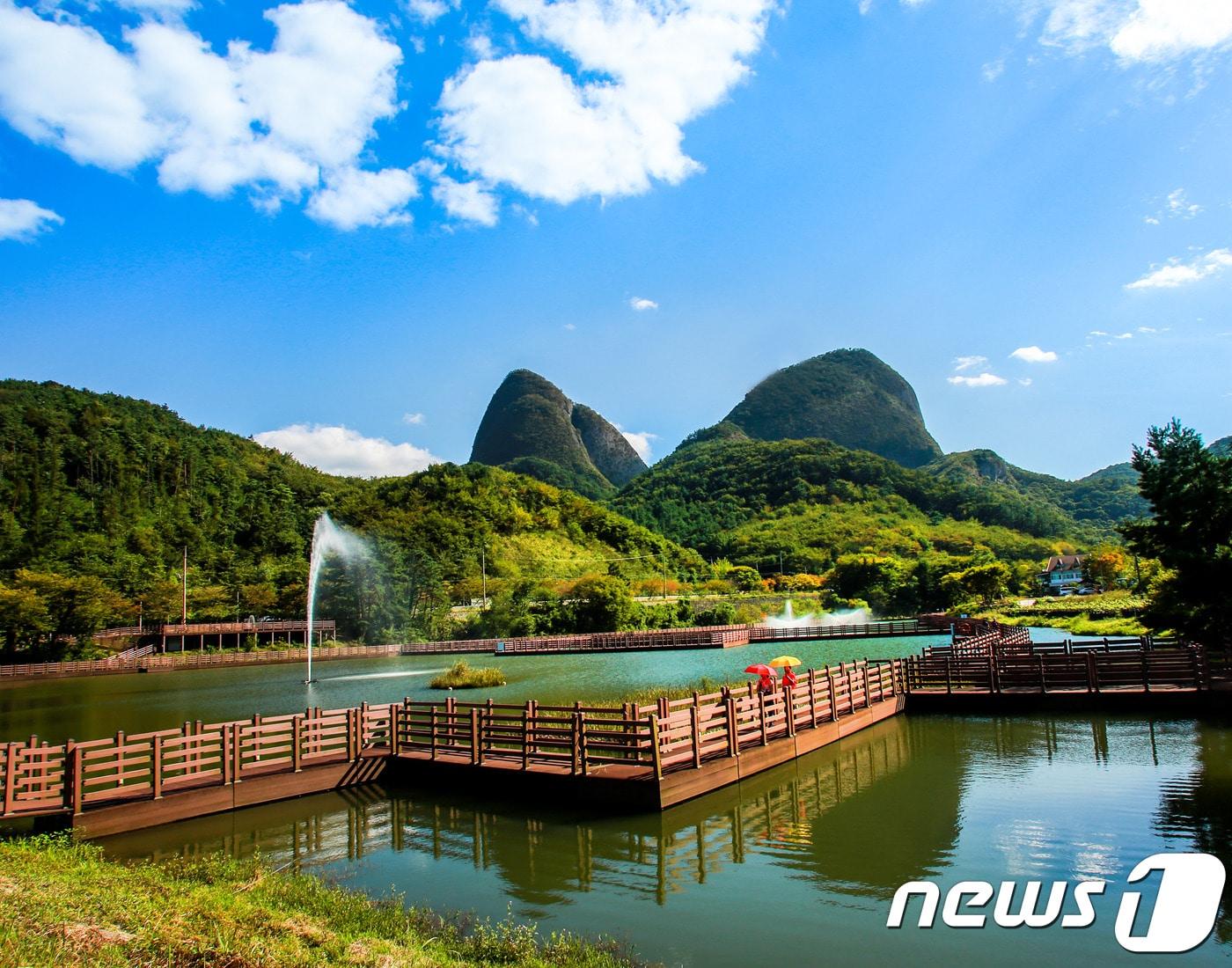 본문 이미지 - 전북 진안군은 신종 코로나바이러스 감염증(코로나19) 예방을 위해 마이산도립공원을 찾는 탐방객을 대상으로 단계별 거리두기를 시행한다. /ⓒ News1