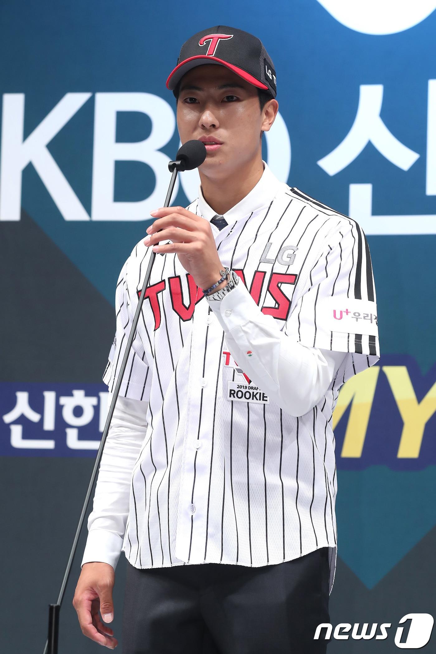 본문 이미지 - 25일 오후 서울 중구 웨스틴조선호텔 그랜드볼룸에 열린 '2019 KBO 신인 1차 지명'에서 LG 트윈스에 1차 지명된 동아대 이정용이 소감을 밝히고 있다. 2018.6.25/뉴스1 ⓒ News1 임세영 기자