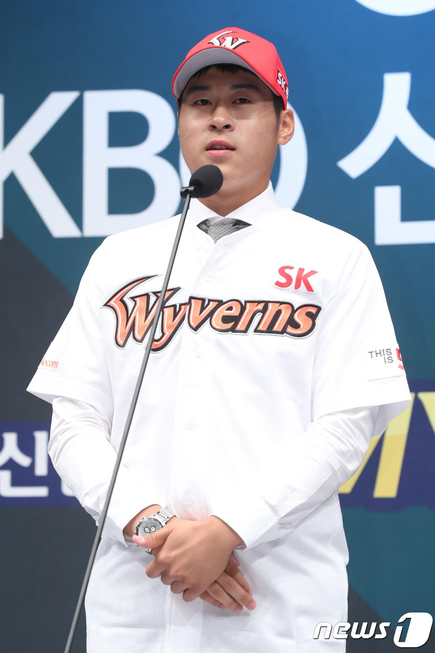 본문 이미지 - 25일 오후 서울 중구 웨스틴조선호텔 그랜드볼룸에 열린 '2019 KBO 신인 1차 지명'에서 SK 와이번스에 1차 지명된 인천고 투수 백승건이 소감을 밝히고 있다. 2018.6.25/뉴스1 ⓒ News1 임세영 기자