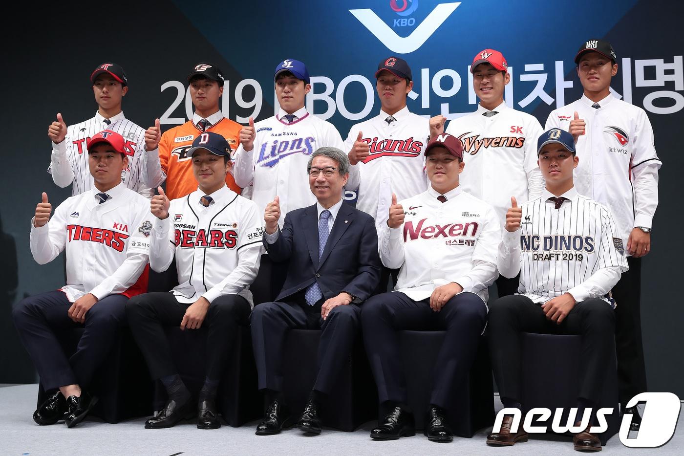본문 이미지 - 25일 오후 서울 중구 웨스틴조선호텔 그랜드볼룸에서 열린 '2019 KBO 신인 1차 지명'에서 정운찬 KBO 총재가 각 구단 1차 지명 선수들과 기념촬영을 하고 있다. 앞줄 왼쪽부터 시계반대방향 KIA 김기훈(광주동성고), 두산 김대한(휘문고), 정 KBO총재, 넥센 박주성(경기고), NC 박수현(마산용마고), KT 전용주(안산공고), SK 백승건(인천고), 롯데 서준원(경남고), 삼성 원태인(경북고), 한화 변우혁(북일고), LG 이정용(동아대). 2018.6.25/뉴스1 ⓒ News1 임세영 기자