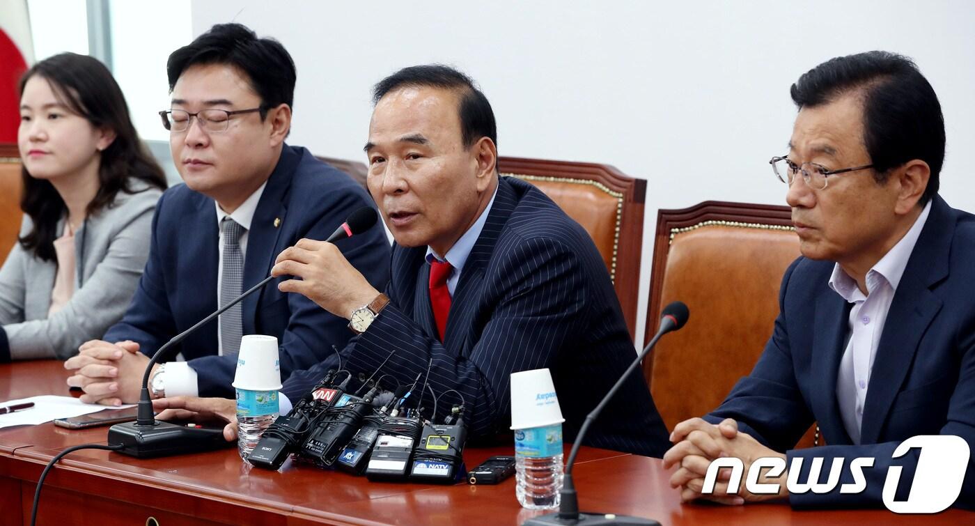 본문 이미지 - 박덕흠 자유한국당 재선모임 간사가 25일 오후 서울 여의도 국회 당 대회의실에서 열린 초선·재선의원 연석회의에서 인사말을 하고 있다. 2018.6.25/뉴스1 ⓒ News1 박정호 기자