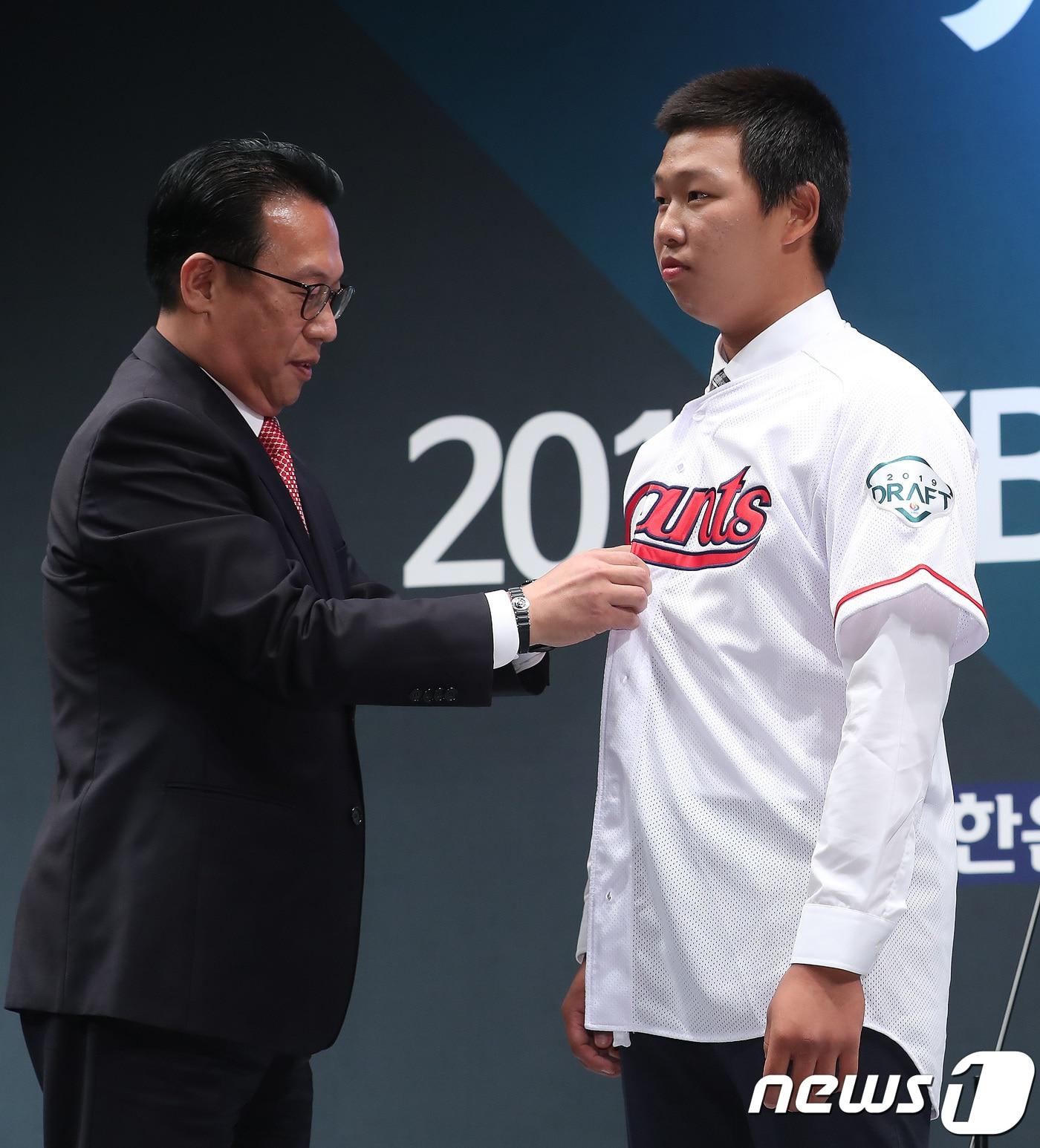 본문 이미지 - 2018년 신인 드래프트에서 롯데의 1차 지명을 받던 서준원. /뉴스1 DB ⓒ News1 임세영 기자