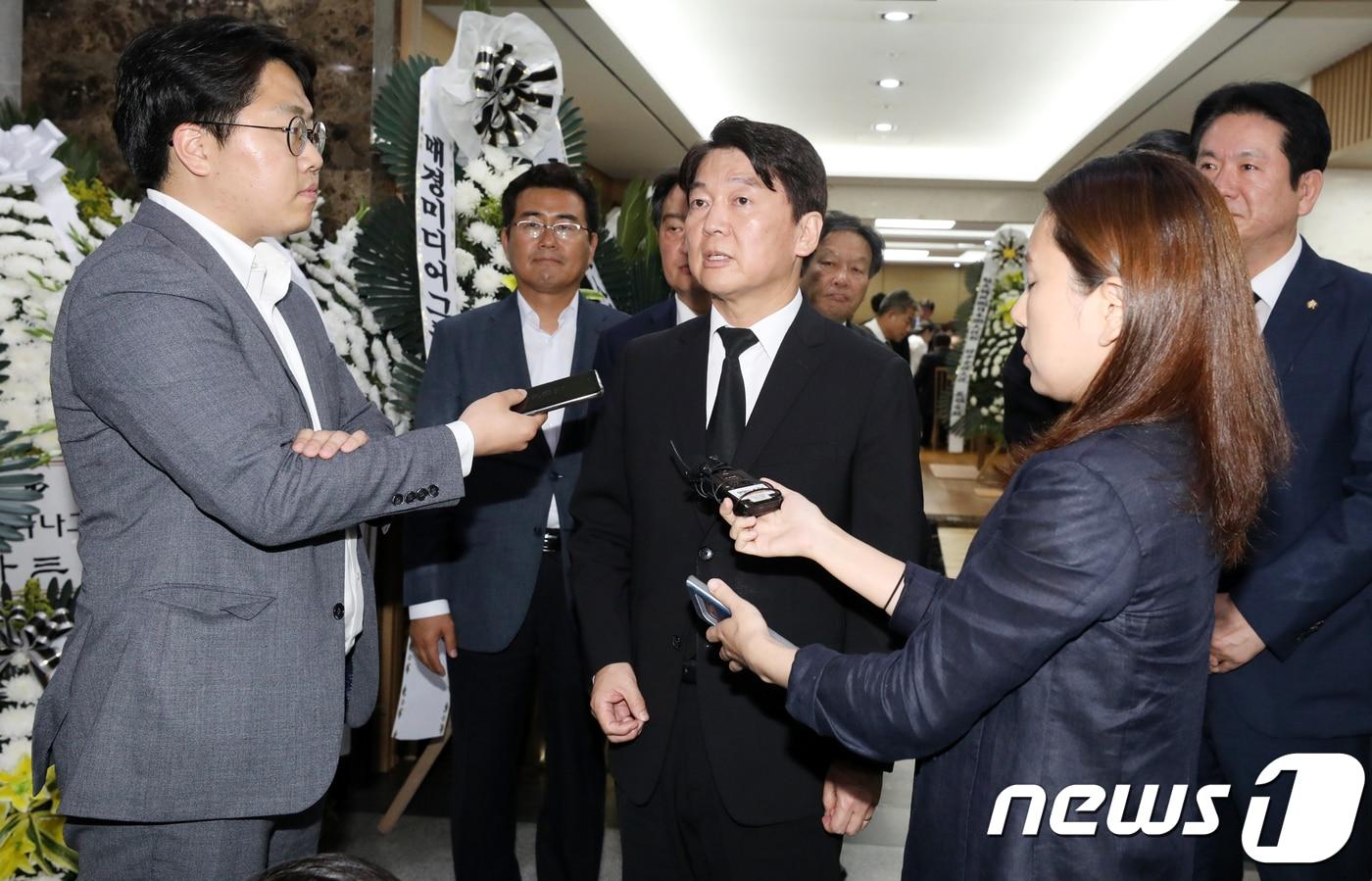 본문 이미지 - 안철수 전 국민의당 대표가 25일 오후 서울 송파구 서울아산병원 장례식장에 마련된 故 김종필 전 국무총리의 빈소를 찾아 조문한 뒤 취재진의 질문에 답하고 있다. 2018.6.25/뉴스1 ⓒ News1 이승배 기자