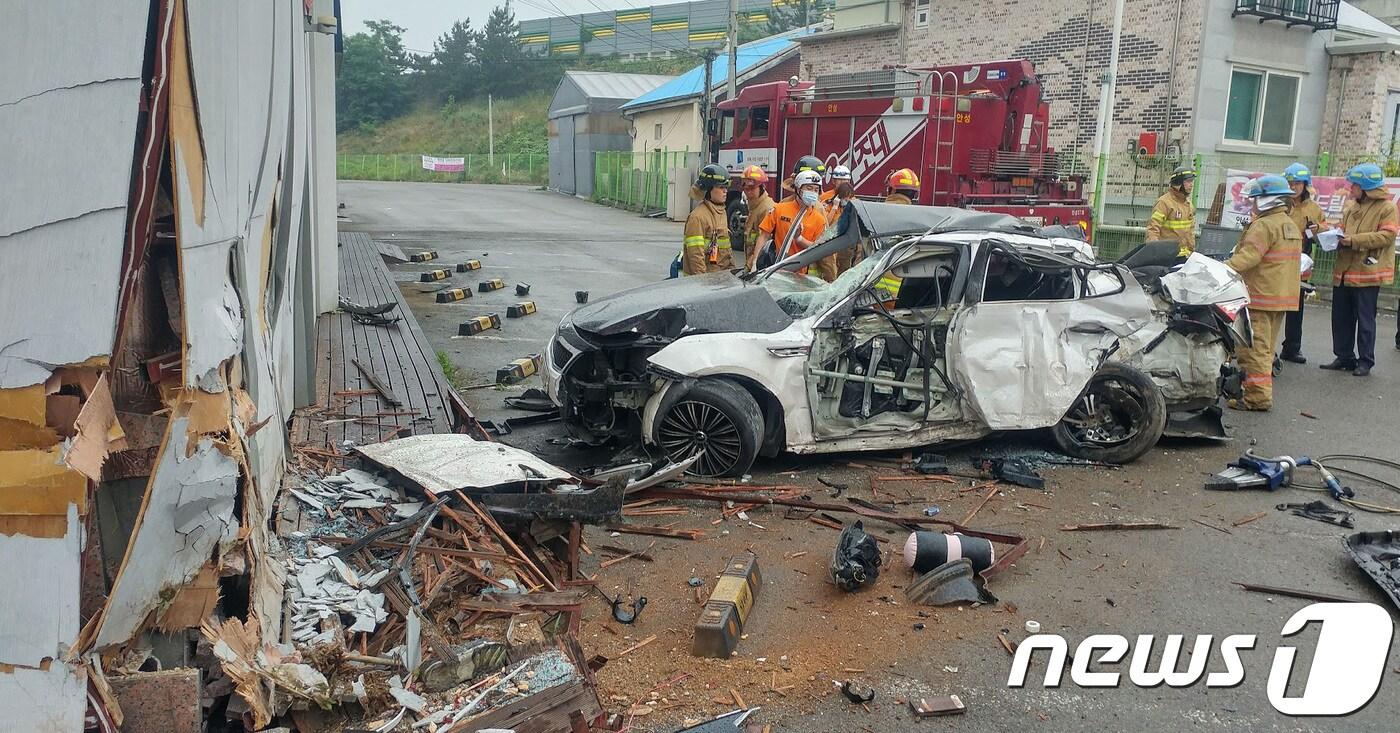 26일 오전 6시 13분께 경기도 안성시 공도읍 마정리 38국도에서 A군(17)이 운전한 K5 렌트카 차량이 한 의류매장을 들이 받는 사고가 발생했다. 이 사고로 차량 탑승자 4명이 숨지고 1명이 부상을 당했다. (경기도재난안전본부 제공) 2018.6.26/뉴스1 ⓒ News1 오장환 기자