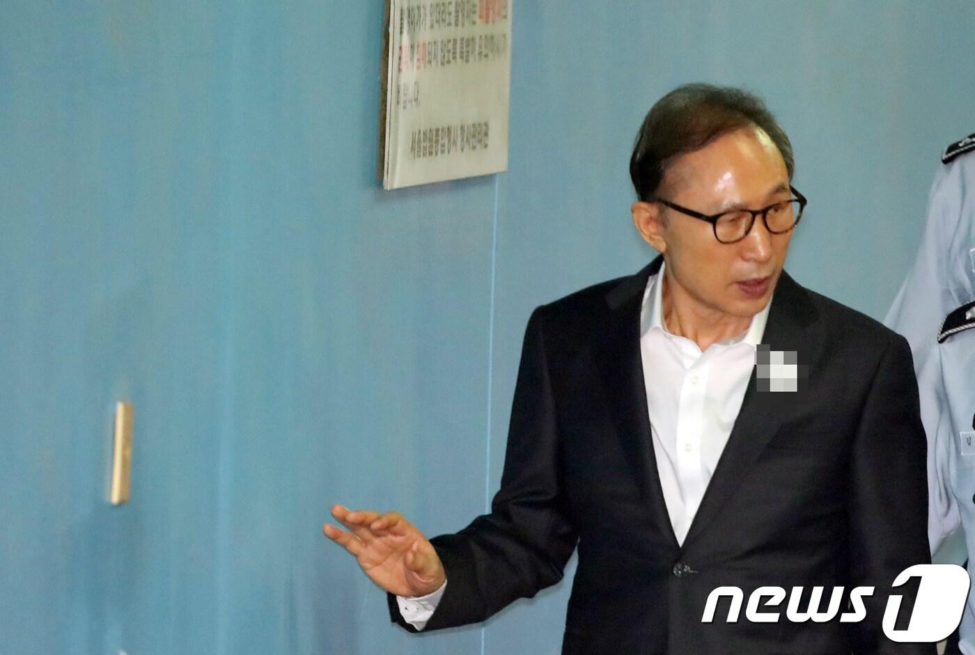 본문 이미지 - 110억 원대 뇌물수수와 350억 원대 다스 횡령 등 혐의로 구속기소 된 이명박 전 대통령이 26일 오전 서울 서초구 서울중앙지방법원에서 열린 특정범죄가중처벌법상 뇌물 등 9회 공판에 출석하고 있다. 2018.6.26/뉴스1 ⓒ News1 황기선 기자
