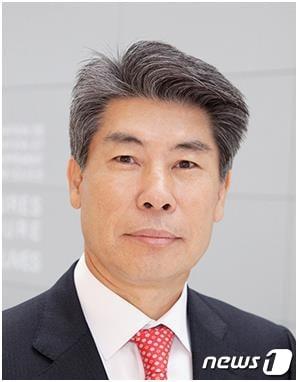 본문 이미지 - 26일 청와대 춘추관에서 임종식 비서실장이 청와대 인사관련 브리핑을 했다. 사진은 윤종원 신임 경제수석. (청와대 제공) 2018.6.26/뉴스1