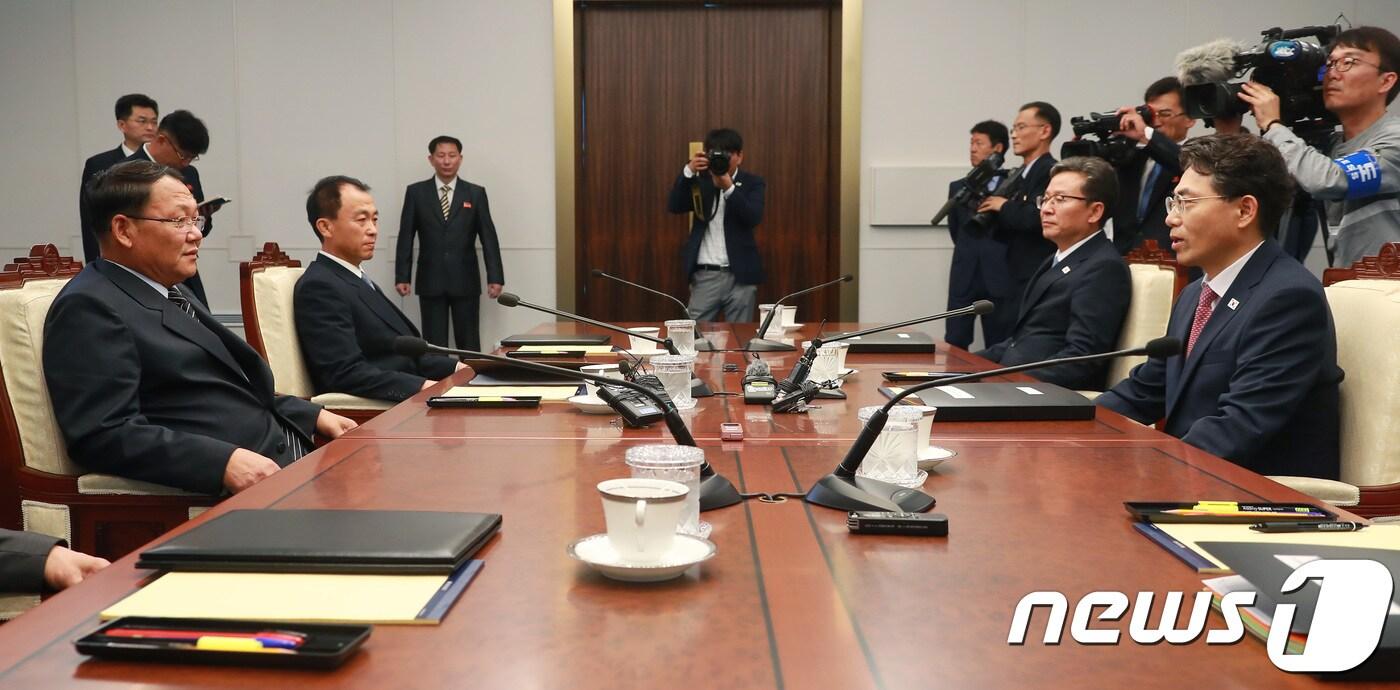 26일 오전 판문점 남측 평화의 집에서 남측 수석대표인 김정렬 국토교통부 2차관(오른쪽)과 북측 수석대표인 김윤혁 철도성 부상 등이 참석한 가운데 남북 철도협력 분과회의가 진행되고 있다. 2016.6.26/뉴스1 ⓒ News1 사진공동취재단