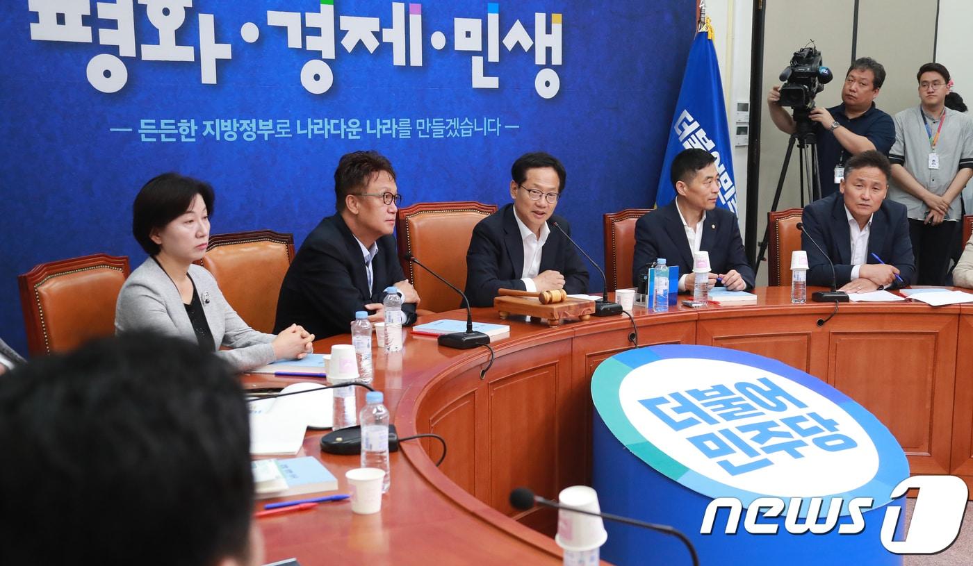 지난 26일 오전 서울 여의도 국회에서 열린 더불어민주당 전국대의원대회준비위원회의에서 오제세 위원장이 모두발언을 하고 있다. ⓒ News1 이동원 기자