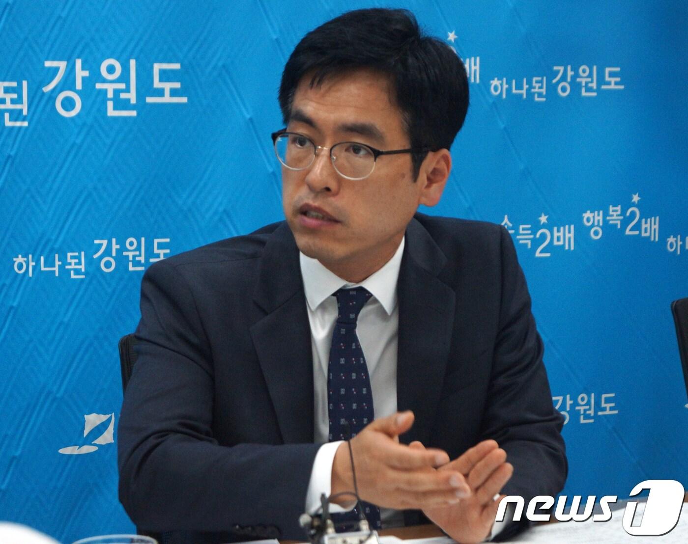 본문 이미지 - 김민재 강원도 기획조정실장이 26일 오전 강원도청 브리핑룸에서 ‘2018 제1회 추가경정예산 2888억원 편성안’에 대해 설명을 하고 있다. 2018.6.26/뉴스1 ⓒ News1 하중천 기자