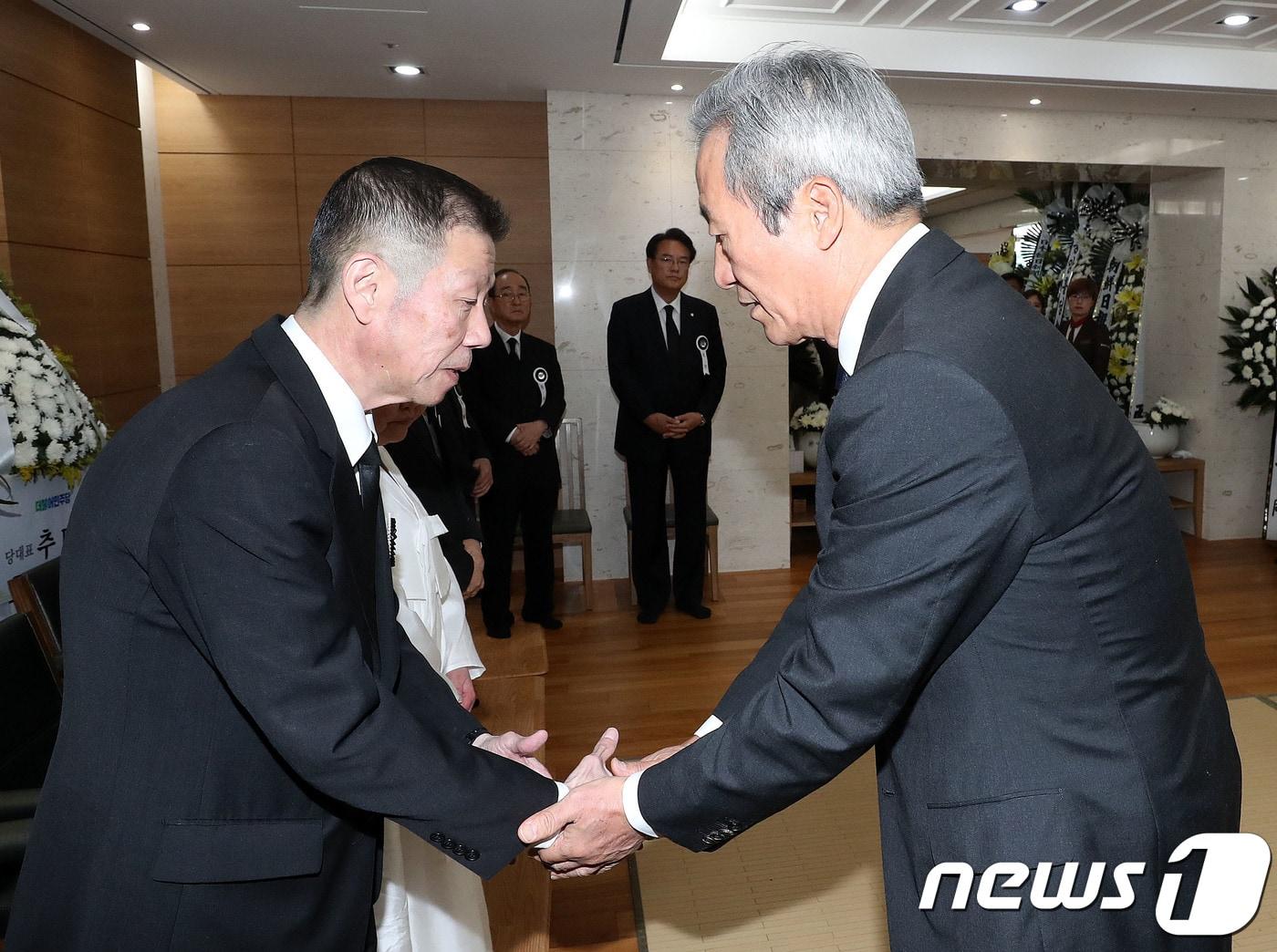 본문 이미지 - 정몽준 아산재단 이사장이 26일 서울 송파구 서울아산병원 장례식장에 마련된 故 김종필 전 국무총리의 빈소를 찾아 조문 후 유가족과 인사를 하고 있다. 2018.6.26/뉴스1 ⓒ News1 박세연 기자