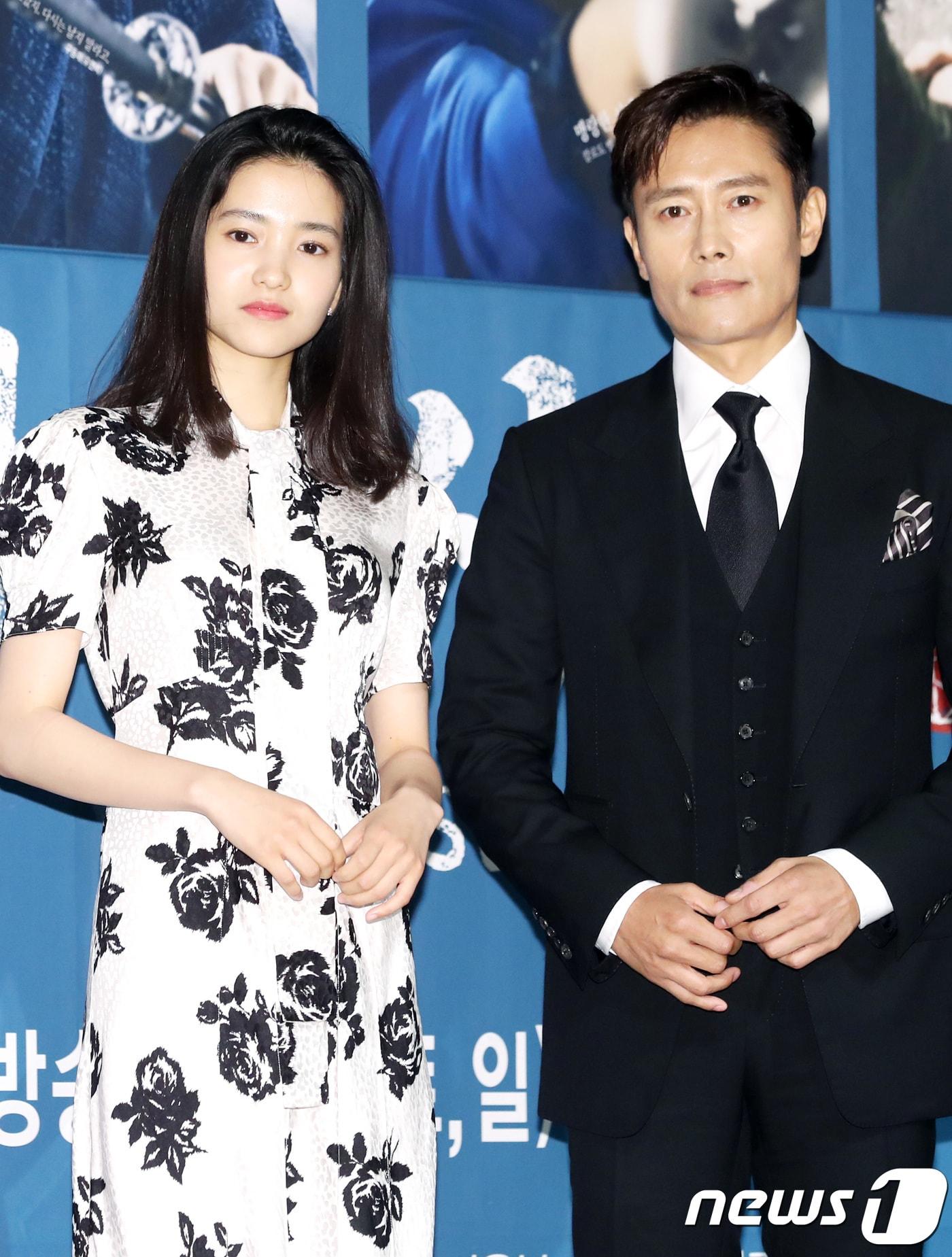 본문 이미지 - 배우 김태리, 이병헌(오른쪽)이 26일 오후 서울 논현동 파티오나인에서 열린 tvN 새 토일드라마 ‘미스터 션샤인’ 제작발표회에 참석해 포즈를 취하고 있다. ‘미스터 션샤인’은 신미양요(1871년) 때 군함에 승선해 미국에 떨어진 한 소년 유진 초이(이병헌 분)가 미국 군인 신분으로 자신을 버린 조국인 조선으로 돌아와 주둔하며 벌어지는 일을 그린 드라마다. 2018.6.26./뉴스1 ⓒ News1 권현진 기자