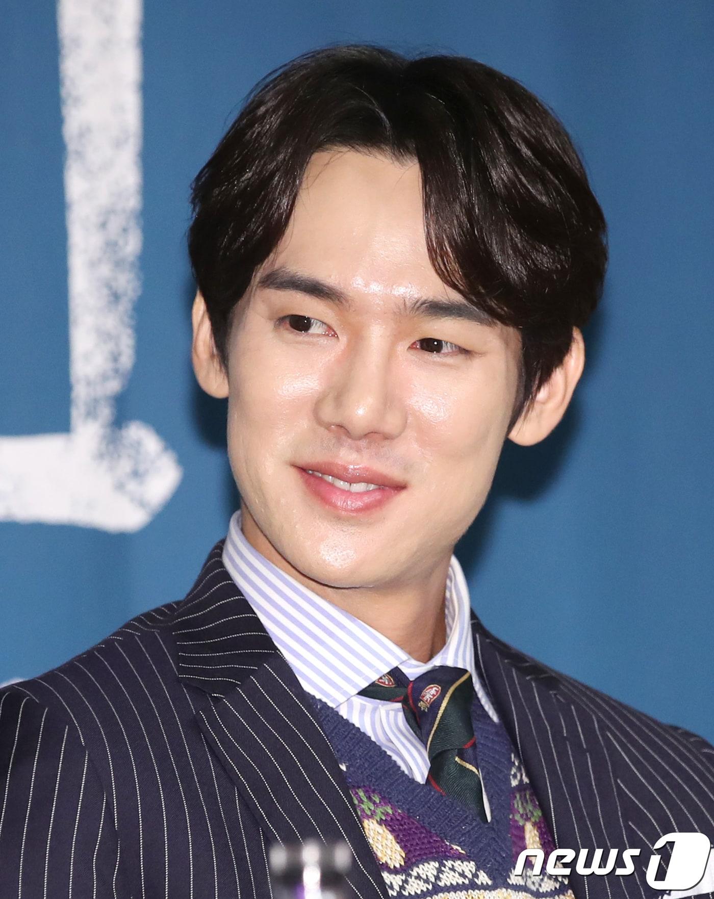 본문 이미지 - 배우 유연석이 26일 오후 서울 논현동 파티오나인에서 열린 tvN 새 토일드라마 ‘미스터 션샤인’ 제작발표회에 참석해 미소를 짓고 있다. ‘미스터 션샤인’은 신미양요(1871년) 때 군함에 승선해 미국에 떨어진 한 소년 유진 초이(이병헌 분)가 미국 군인 신분으로 자신을 버린 조국인 조선으로 돌아와 주둔하며 벌어지는 일을 그린 드라마다. 2018.6.26./뉴스1 ⓒ News1 권현진 기자