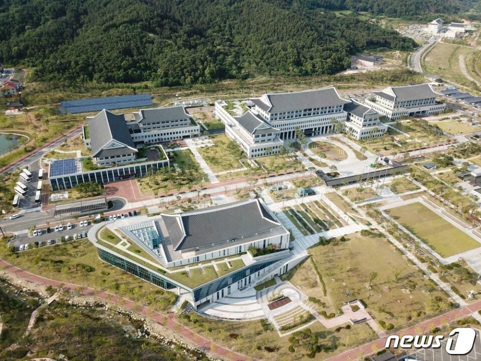 본문 이미지 - 7월 2일 이철우 경북도지사가 취임을 시작으로 민선7기 경북도가 새롭게 출범한다. (사진은 경북도 안동시 경북도청사 전경) ⓒ News1 김대벽 기자