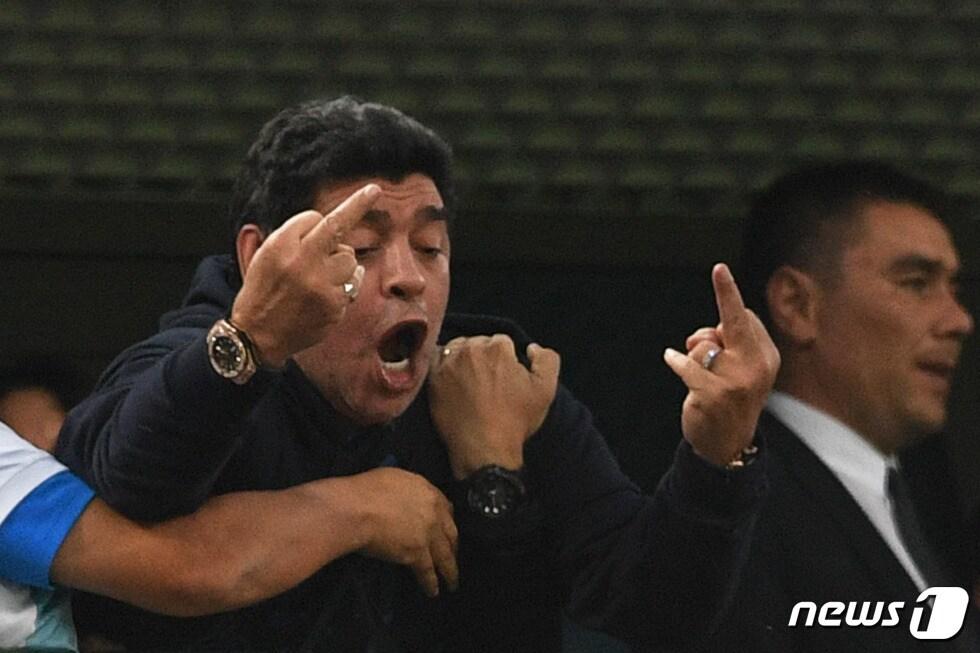 본문 이미지 - 디에고 마라도나가 27일(한국시각) 러시아 상트페테르부르크 스타디움에서 열린 2018 국제축구연맹(FIFA) 러시아월드컵 D조 조별리그 3차전 아르헨티나와 나이지리아전을 관전하다 아르헨티나의 골이 터지자 가운뎃손가락을 들어보이고 있다. ⓒ AFP=News1