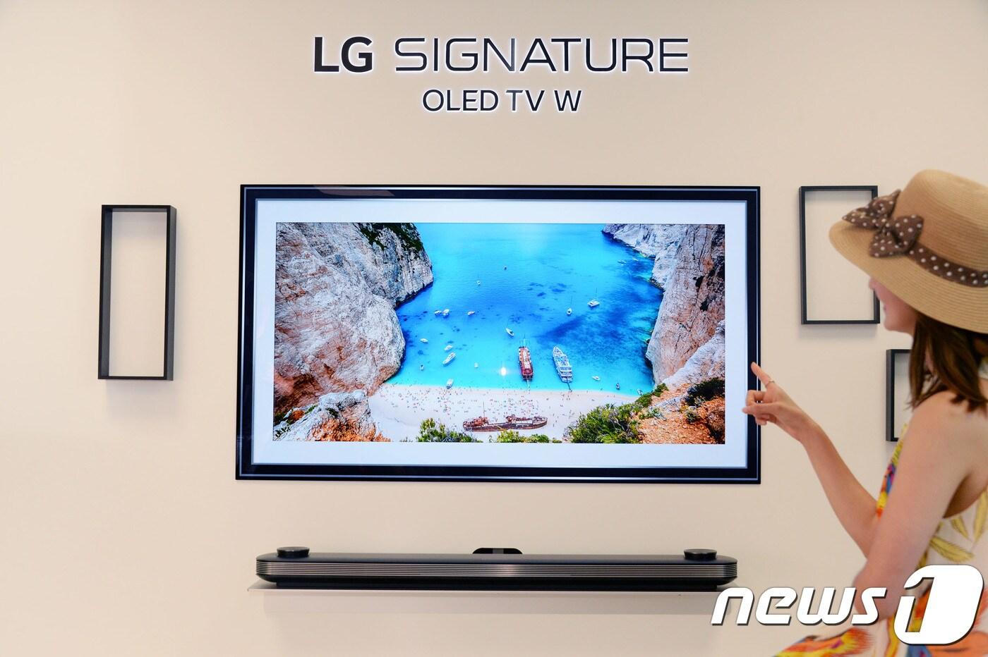 본문 이미지 - LG전자의 'LG 시그니처 올레드 TV W'/뉴스1 ⓒ News1