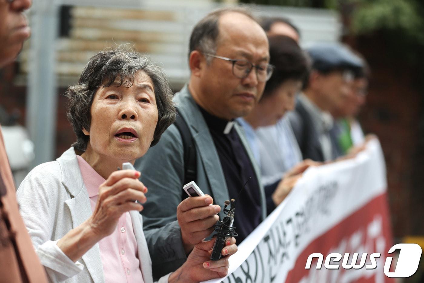 본문 이미지 - 11일 서울 연희동 전두환 전 대통령 자택 앞에서 열린 'KAL858기 가족회가 전두환에게 묻는다' 기자회견에서 한 유가족이 발언을 하고 있다.   2018.6.27/뉴스1 ⓒ News1 성동훈 기자