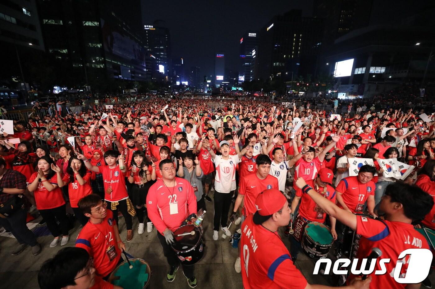 2018 러시아월드컵 F조 3차전 대한민국과 독일의 경기가 열린 27일 서울 광화문광장에서 시민들이 월드컵 축구 대표팀을 응원하고 있다. 2018.6.27/뉴스1 ⓒ News1 유승관 기자